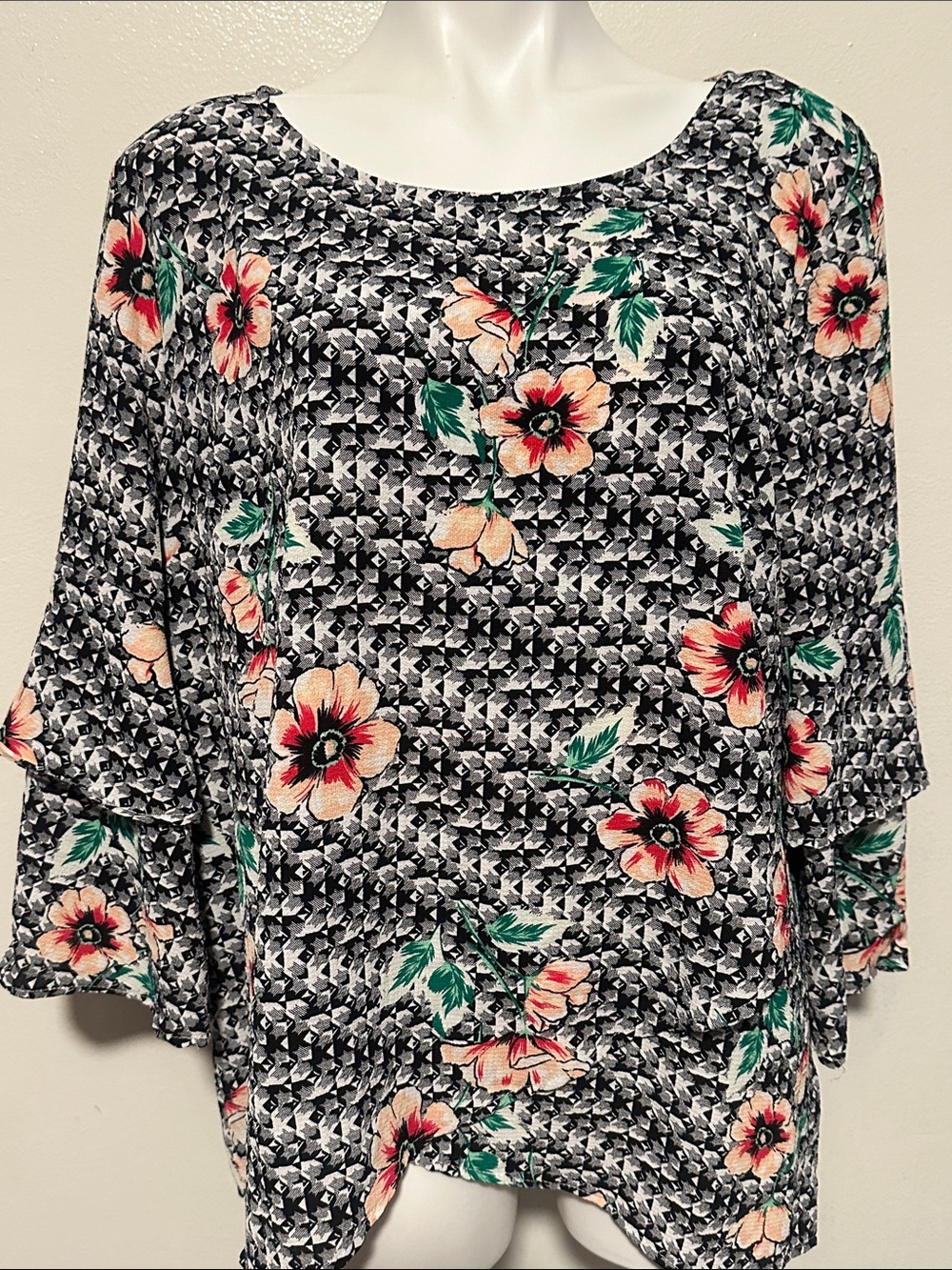 Valerie Stevens Black & White Geometric Floral Scoop Neck Top